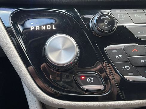 Used 2022 Chrysler Pacifica Limited image 35