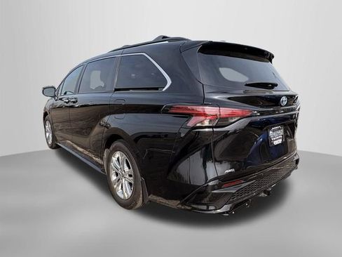 Used 2023 Toyota Sienna XSE AWD/4WD image 5