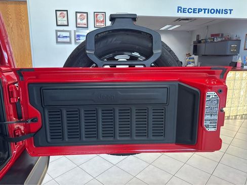 Used 2025 Jeep Wrangler Unlimited Sahara AWD/4WD image 36