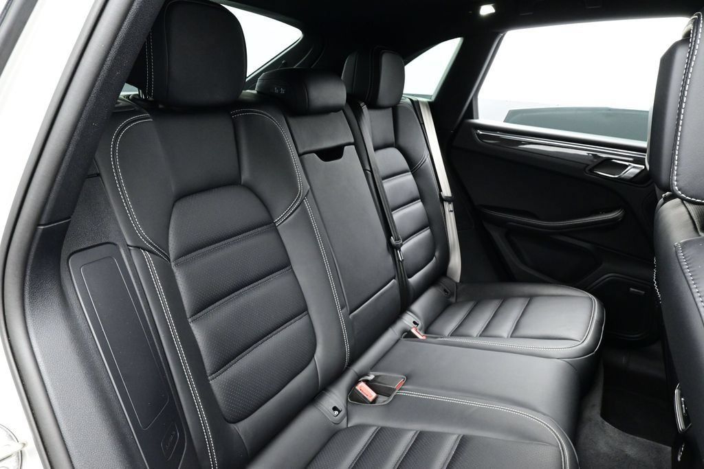 Certified 2025 Porsche Macan GTS AWD/4WD image 17
