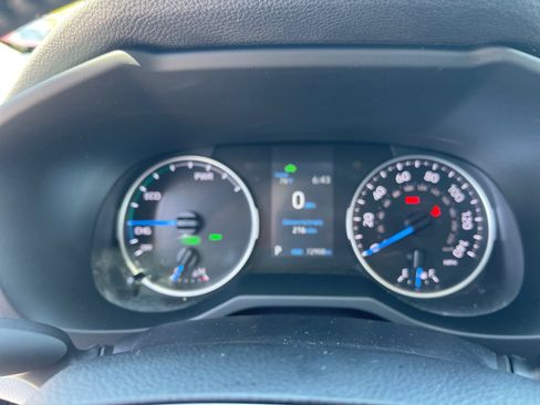 Used 2022 Toyota RAV4 XLE Premium AWD/4WD image 4