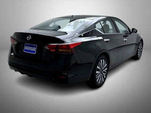 Used 2025 Nissan Altima 2.5 SV FWD image 5