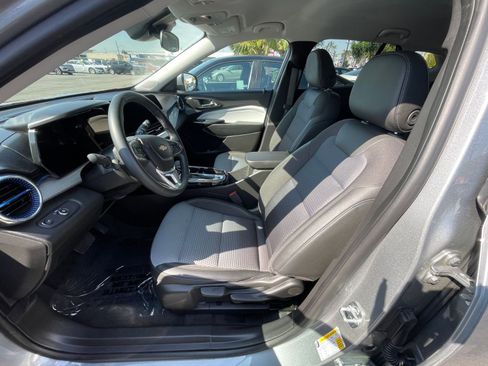 Used 2025 Chevrolet Trax LT w/ LT Convenience Package image 28