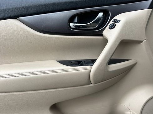 Used 2016 Nissan Rogue SV w/ SV Premium Package image 12