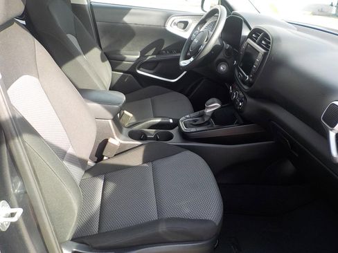 Used 2023 Kia Soul LX w/ LX Technology Package image 16