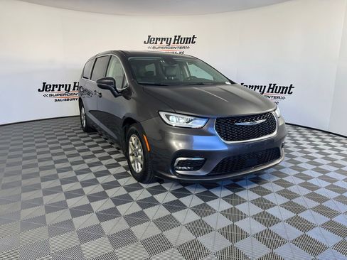 Used 2023 Chrysler Pacifica Touring-L image 6