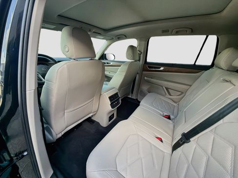 Used 2024 Volkswagen Atlas SE w/ Panoramic Sunroof Package FWD image 24