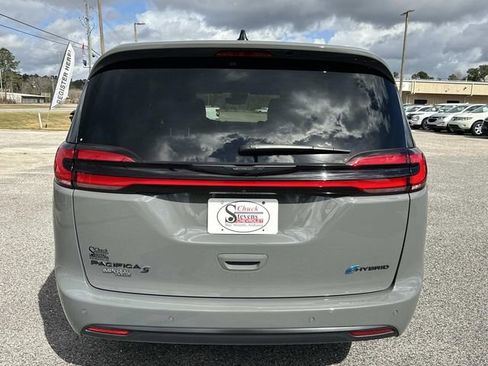 Used 2023 Chrysler Pacifica Touring-L w/ S Appearance Package image 4