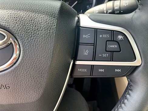 Used 2023 Toyota Highlander XLE AWD/4WD image 25