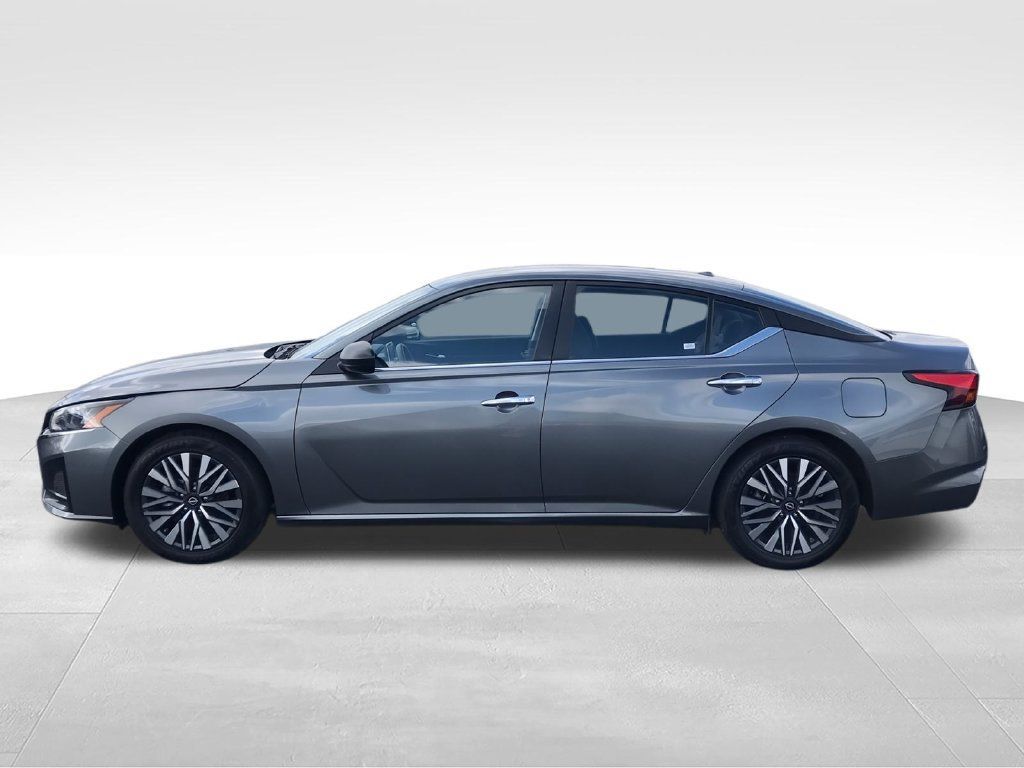 Used 2024 Nissan Altima 2.5 SV FWD image 5