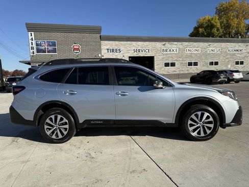 Used 2021 Subaru Outback Base AWD 4dr Crossover image 7