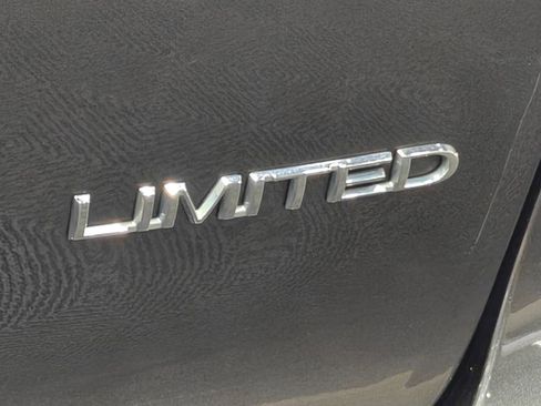 Used 2017 Chrysler Pacifica Limited FWD image 86