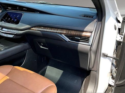 Used 2023 Cadillac XT4 Premium Luxury w/ Technology Package FWD image 16