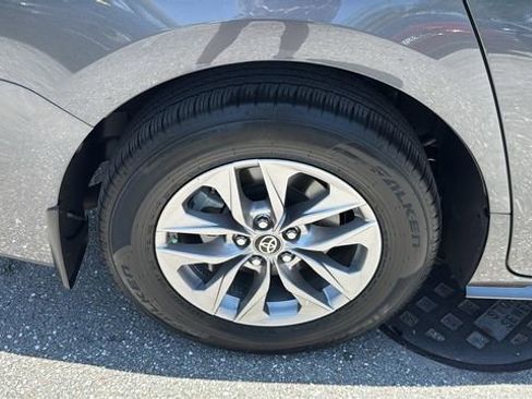 Used 2025 Toyota Sienna XLE FWD image 12