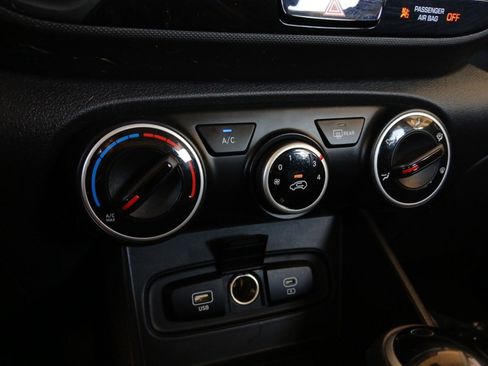 Used 2024 Hyundai Venue SE image 21