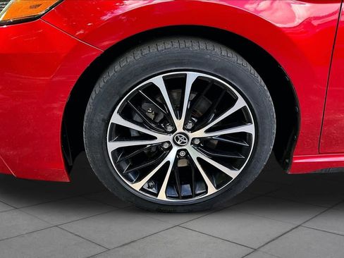Used 2019 Toyota Camry SE FWD image 11