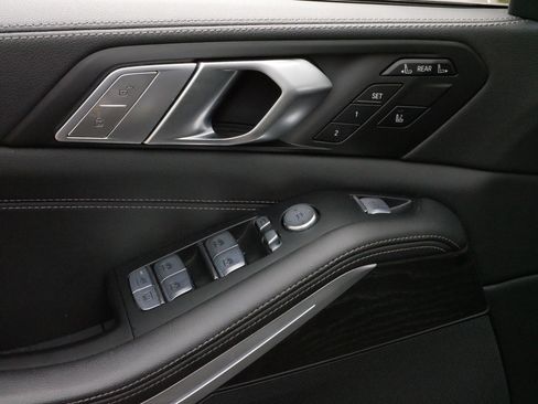 Used 2022 BMW X7 xDrive40i w/ M Sport Package image 19