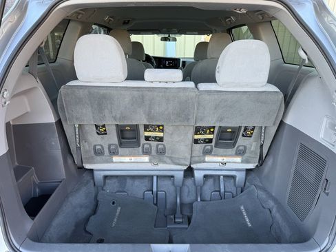 Used 2017 Toyota Sienna L image 21
