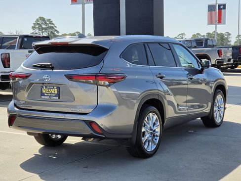 Used 2026 Toyota Highlander Limited AWD/4WD image 5