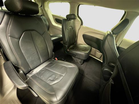 Used 2017 Chrysler Pacifica Touring-L image 27