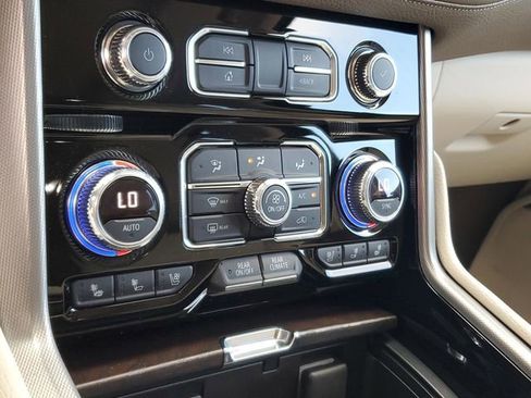Used 2022 GMC Yukon XL Denali w/ Advanced Technology Package AWD/4WD image 22