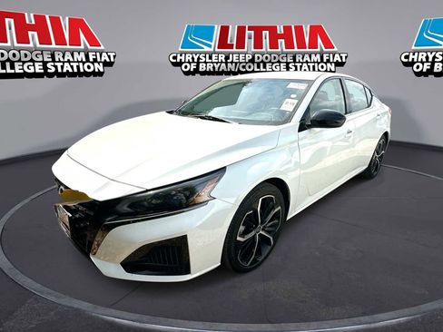 Used 2024 Nissan Altima 2.5 SR image 1