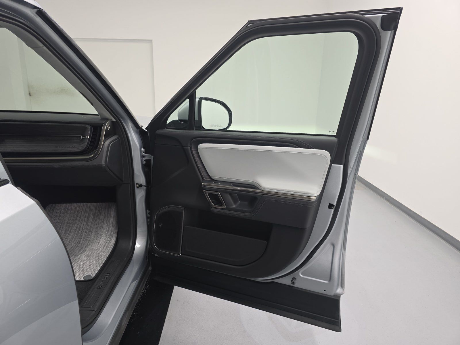 Used 2023 Rivian R1S Launch Edition Quad AWD/4WD image 18