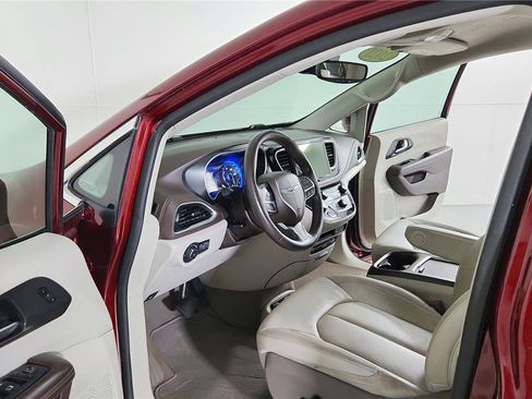 Used 2021 Chrysler Pacifica Touring-L w/ Uconnect Theater Family Group FWD image 9