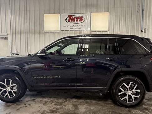 Used 2024 Jeep Grand Cherokee Limited AWD/4WD image 15