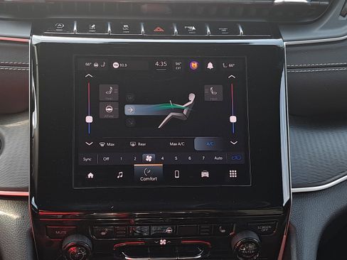 Used 2023 Jeep Grand Cherokee Altitude image 22