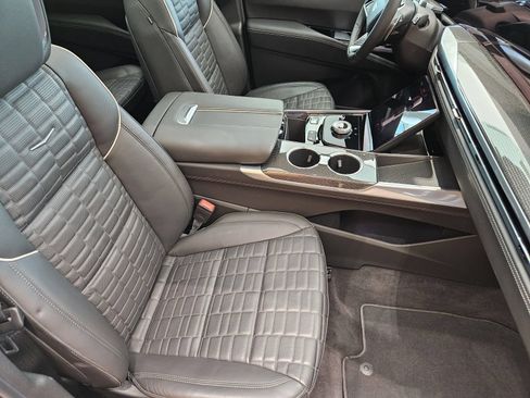 Certified 2025 Cadillac Escalade ESV V AWD/4WD image 12