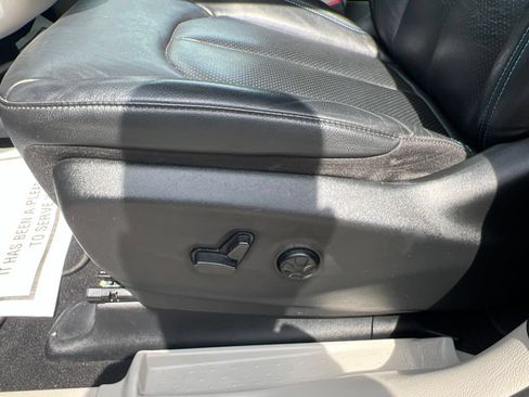 Certified 2021 Chrysler Pacifica Touring-L w/ Uconnect Theater Family Group FWD image 37
