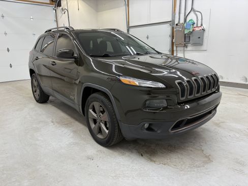 Used 2017 Jeep Cherokee Latitude w/ Cold Weather Group AWD/4WD image 5