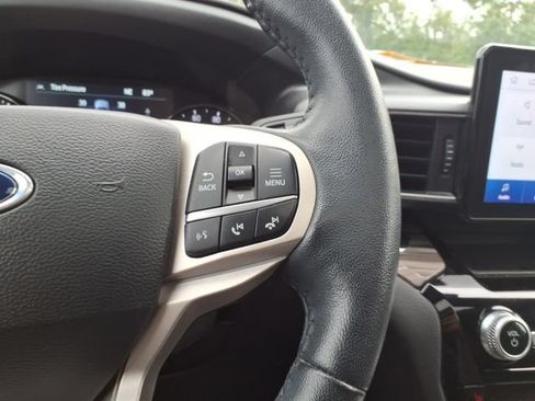 Used 2023 Ford Explorer Limited w/ Equipment Group 301A AWD/4WD image 17