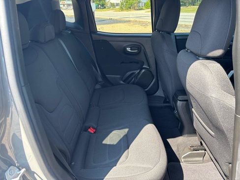 Used 2019 Jeep Renegade Latitude FWD image 15