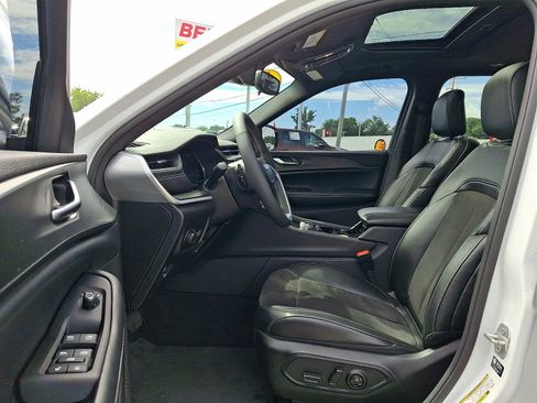 Used 2023 Jeep Grand Cherokee Altitude AWD/4WD image 11