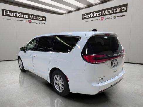 Used 2024 Chrysler Pacifica Touring-L FWD image 3