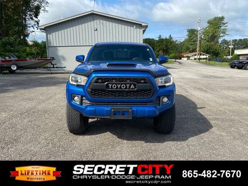 Used 2017 Toyota Tacoma TRD Sport w/ Tow Package (A/T) AWD/4WD image 2