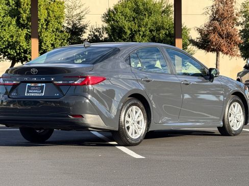 Used 2025 Toyota Camry LE image 5