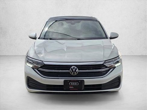 Used 2022 Volkswagen Jetta SE FWD image 2
