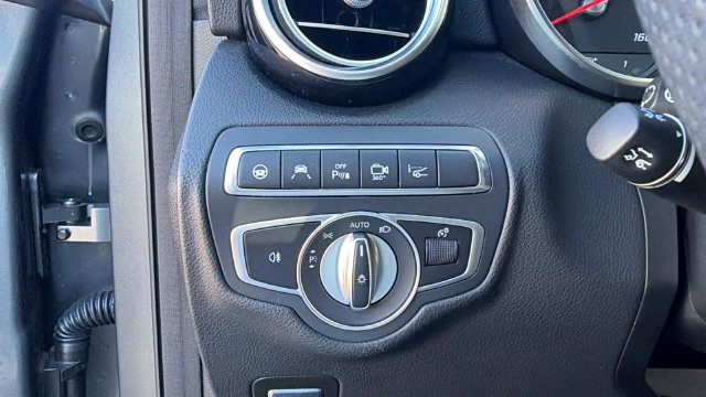 Used 2019 Mercedes-Benz GLC 300 4MATIC image 30
