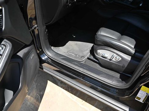 Used 2024 Porsche Macan AWD/4WD image 20