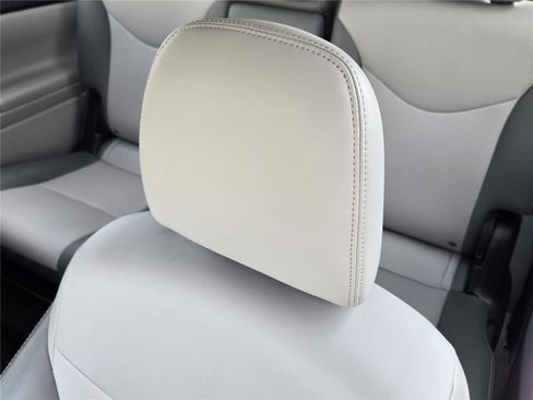 Used 2016 Toyota Prius V Four FWD image 22