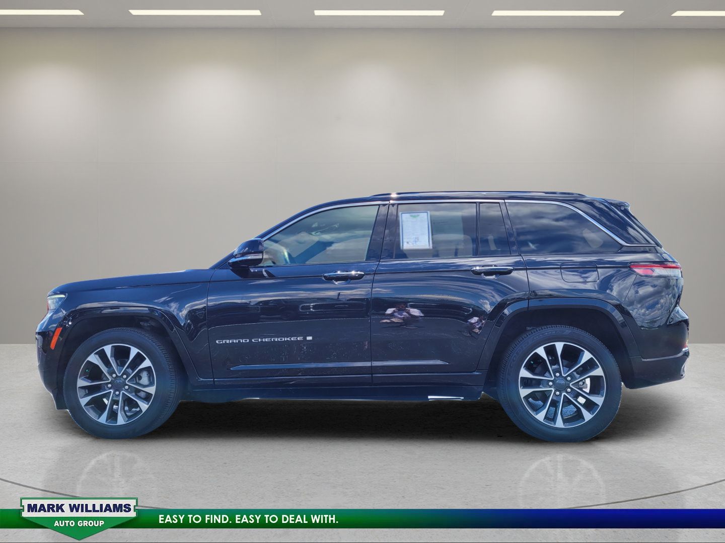 Used 2022 Jeep Grand Cherokee Overland w/ Luxury Tech Group IV AWD/4WD image 8