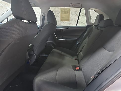 Used 2021 Toyota RAV4 LE image 12