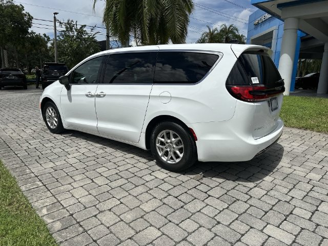 Used 2024 Chrysler Pacifica Touring FWD image 33