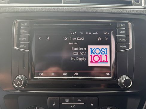 Used 2017 Volkswagen Jetta SE FWD image 19