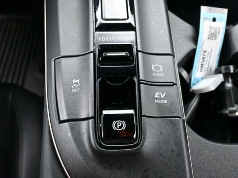 Used 2023 Toyota Crown Limited image 26