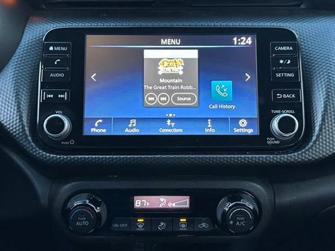 Used 2022 Nissan Kicks SV image 11