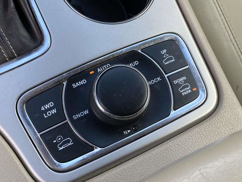 Used 2017 Jeep Grand Cherokee Overland w/ Jeep Active Safety Group image 20